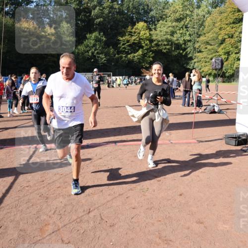 27.09.2026 - 35. Volkslauf durch das schöne Alstertal Strokosch-Dieckow http://msf.ph/oto/10584962 27.09.2026 11:50:13 Ziel 1449, 1515, 3043, 3044, 3193 meine-sportfotos.de