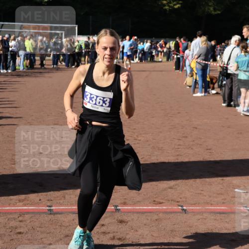 27.09.2026 - 35. Volkslauf durch das schöne Alstertal Strokosch-Dieckow http://msf.ph/oto/10584963 27.09.2026 11:33:04 Ziel 1426, 3276, 3363 meine-sportfotos.de
