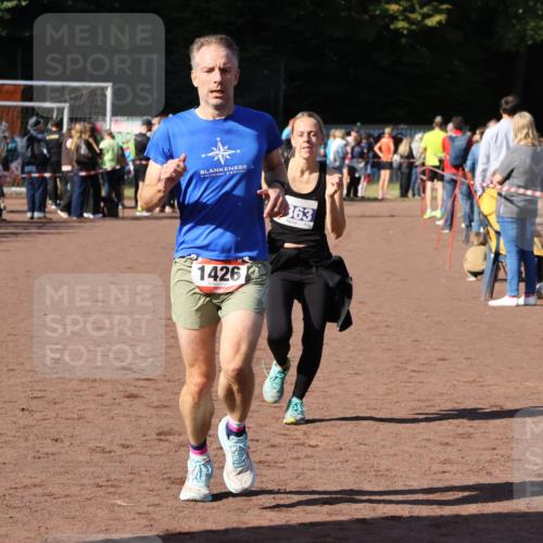 27.09.2026 - 35. Volkslauf durch das schöne Alstertal Strokosch-Dieckow http://msf.ph/oto/10584966 27.09.2026 11:33:02 Ziel 1426, 3276, 3363 meine-sportfotos.de