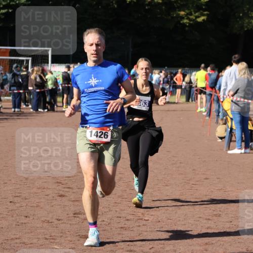 27.09.2026 - 35. Volkslauf durch das schöne Alstertal Strokosch-Dieckow http://msf.ph/oto/10584969 27.09.2026 11:33:02 Ziel 1426, 3276, 3363 meine-sportfotos.de