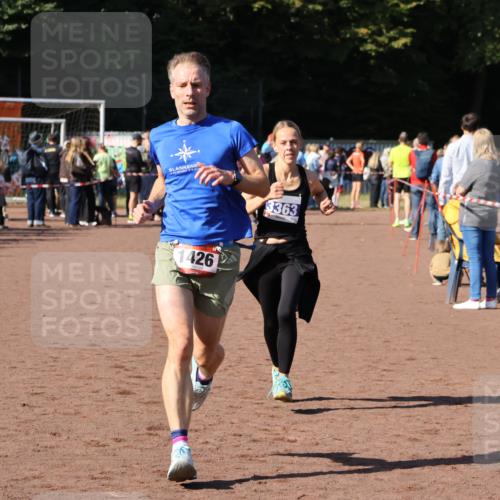 27.09.2026 - 35. Volkslauf durch das schöne Alstertal Strokosch-Dieckow http://msf.ph/oto/10584971 27.09.2026 11:33:01 Ziel 1426, 3276, 3363 meine-sportfotos.de