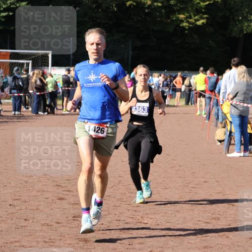 27.09.2026 - 35. Volkslauf durch das schöne Alstertal Strokosch-Dieckow http://msf.ph/oto/10584973 27.09.2026 11:33:01 Ziel 1426, 3276, 3363 meine-sportfotos.de
