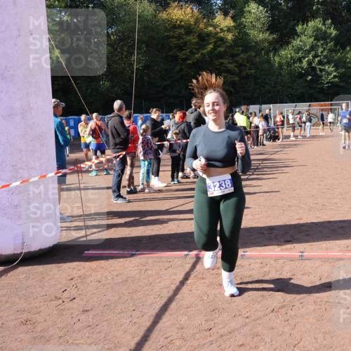 27.09.2026 - 35. Volkslauf durch das schöne Alstertal Strokosch-Dieckow http://msf.ph/oto/10585010 27.09.2026 11:50:02 Ziel 1544, 2422, 3156, 3238 meine-sportfotos.de