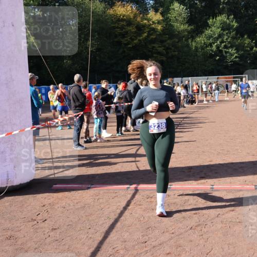 27.09.2026 - 35. Volkslauf durch das schöne Alstertal Strokosch-Dieckow http://msf.ph/oto/10585015 27.09.2026 11:50:02 Ziel 1544, 2422, 3156, 3238 meine-sportfotos.de