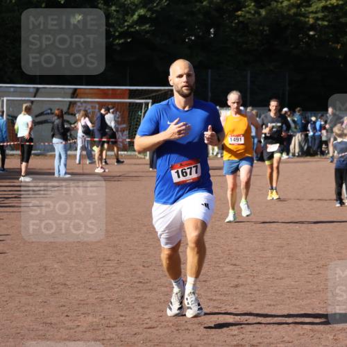 27.09.2026 - 35. Volkslauf durch das schöne Alstertal Strokosch-Dieckow http://msf.ph/oto/10585061 27.09.2026 11:48:29 Ziel 1491, 1677, 2438, 2980 meine-sportfotos.de
