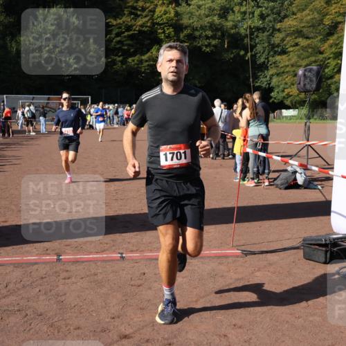 27.09.2026 - 35. Volkslauf durch das schöne Alstertal Strokosch-Dieckow http://msf.ph/oto/10585083 27.09.2026 11:48:24 Ziel 1677, 1701, 2438 meine-sportfotos.de