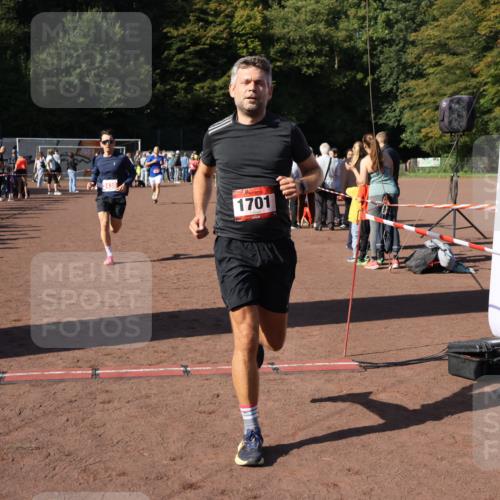 27.09.2026 - 35. Volkslauf durch das schöne Alstertal Strokosch-Dieckow http://msf.ph/oto/10585085 27.09.2026 11:48:24 Ziel 1677, 1701, 2438 meine-sportfotos.de