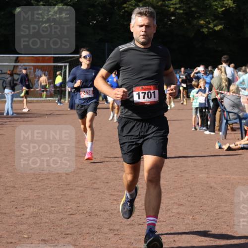 27.09.2026 - 35. Volkslauf durch das schöne Alstertal Strokosch-Dieckow http://msf.ph/oto/10585086 27.09.2026 11:48:23 Ziel 1677, 1701, 2438 meine-sportfotos.de