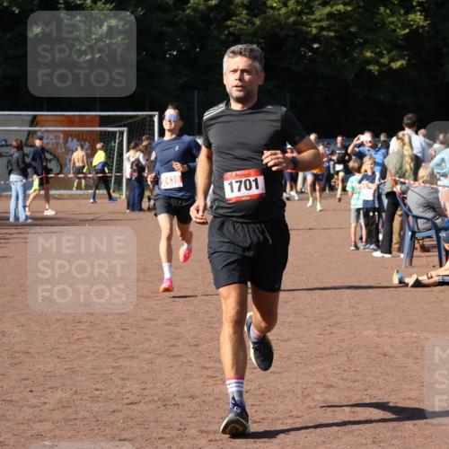 27.09.2026 - 35. Volkslauf durch das schöne Alstertal Strokosch-Dieckow http://msf.ph/oto/10585096 27.09.2026 11:48:23 Ziel 1677, 1701, 2438 meine-sportfotos.de
