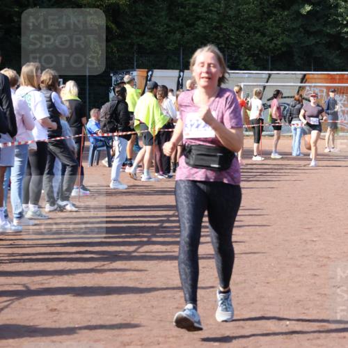 27.09.2026 - 35. Volkslauf durch das schöne Alstertal Strokosch-Dieckow http://msf.ph/oto/10585110 27.09.2026 11:49:49 Ziel 1506, 2033, 3223 meine-sportfotos.de