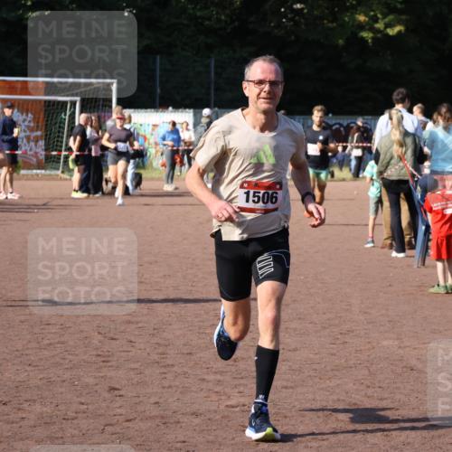 27.09.2026 - 35. Volkslauf durch das schöne Alstertal Strokosch-Dieckow http://msf.ph/oto/10585133 27.09.2026 11:49:46 Ziel 1506, 2033, 3223 meine-sportfotos.de