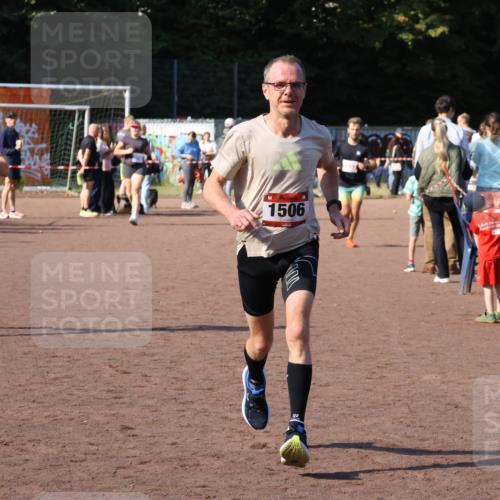 27.09.2026 - 35. Volkslauf durch das schöne Alstertal Strokosch-Dieckow http://msf.ph/oto/10585135 27.09.2026 11:49:46 Ziel 1506, 2033, 3223 meine-sportfotos.de