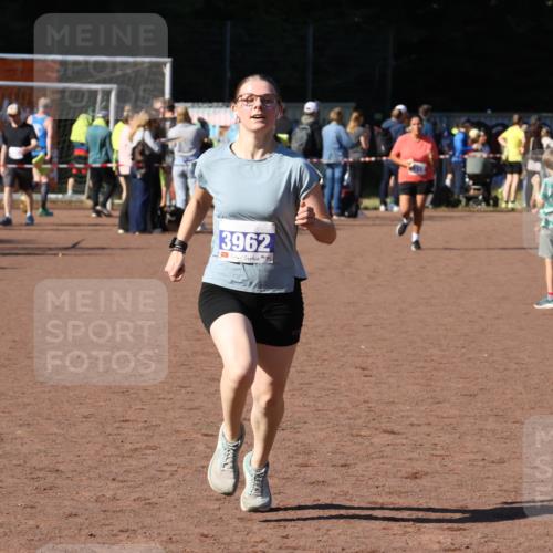 27.09.2026 - 35. Volkslauf durch das schöne Alstertal Strokosch-Dieckow http://msf.ph/oto/10585242 27.09.2026 11:47:32 Ziel 3962 meine-sportfotos.de
