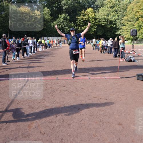 27.09.2026 - 35. Volkslauf durch das schöne Alstertal Strokosch-Dieckow http://msf.ph/oto/10585254 27.09.2026 11:49:29 Ziel 1009, 1475, 1487, 1493, 2363, 3248 meine-sportfotos.de