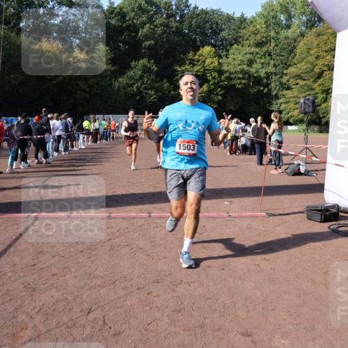 27.09.2026 - 35. Volkslauf durch das schöne Alstertal Strokosch-Dieckow http://msf.ph/oto/10585337 27.09.2026 11:49:18 Ziel 1009, 1018, 1455, 1475, 1503, 2982 meine-sportfotos.de