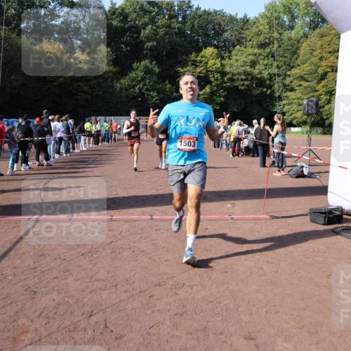 27.09.2026 - 35. Volkslauf durch das schöne Alstertal Strokosch-Dieckow http://msf.ph/oto/10585339 27.09.2026 11:49:18 Ziel 1009, 1018, 1455, 1475, 1503, 2982 meine-sportfotos.de