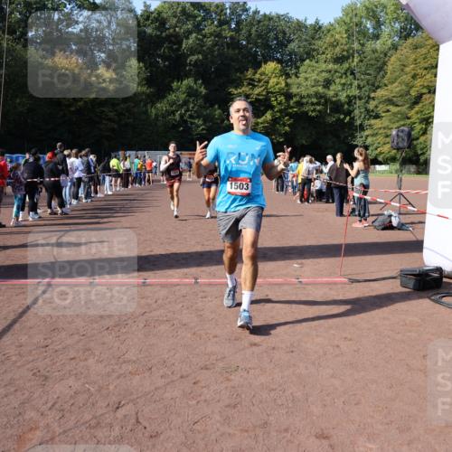 27.09.2026 - 35. Volkslauf durch das schöne Alstertal Strokosch-Dieckow http://msf.ph/oto/10585341 27.09.2026 11:49:18 Ziel 1009, 1018, 1455, 1475, 1503, 2982 meine-sportfotos.de