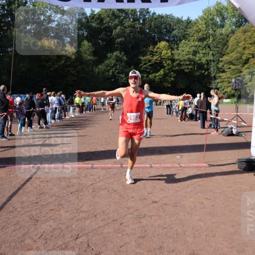 27.09.2026 - 35. Volkslauf durch das schöne Alstertal Strokosch-Dieckow http://msf.ph/oto/10585366 27.09.2026 11:49:17 Ziel 1018, 1455, 1475, 1503, 2982 meine-sportfotos.de