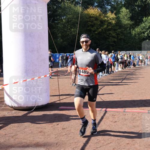 27.09.2026 - 35. Volkslauf durch das schöne Alstertal Strokosch-Dieckow http://msf.ph/oto/10585408 27.09.2026 11:46:45 Ziel 1485, 1505, 3161 meine-sportfotos.de