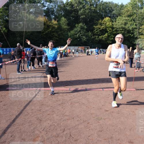 27.09.2026 - 35. Volkslauf durch das schöne Alstertal Strokosch-Dieckow http://msf.ph/oto/10585429 27.09.2026 11:49:03 Ziel 1462, 1482, 1484 meine-sportfotos.de
