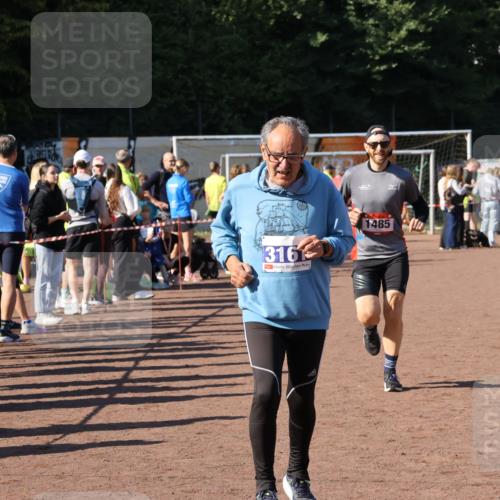 27.09.2026 - 35. Volkslauf durch das schöne Alstertal Strokosch-Dieckow http://msf.ph/oto/10585431 27.09.2026 11:46:41 Ziel 1485, 3161, 3952 meine-sportfotos.de