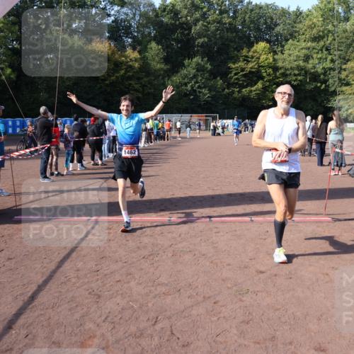 27.09.2026 - 35. Volkslauf durch das schöne Alstertal Strokosch-Dieckow http://msf.ph/oto/10585432 27.09.2026 11:49:03 Ziel 1462, 1482, 1484 meine-sportfotos.de