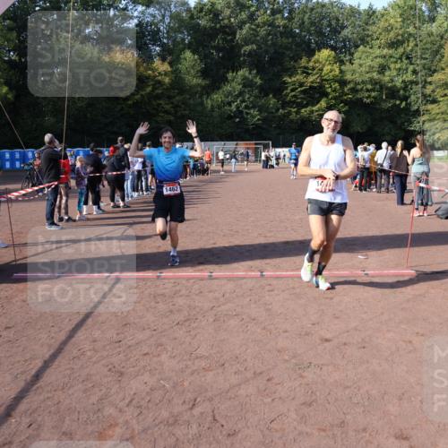 27.09.2026 - 35. Volkslauf durch das schöne Alstertal Strokosch-Dieckow http://msf.ph/oto/10585441 27.09.2026 11:49:03 Ziel 1462, 1482, 1484 meine-sportfotos.de