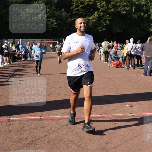 27.09.2026 - 35. Volkslauf durch das schöne Alstertal Strokosch-Dieckow http://msf.ph/oto/10585445 27.09.2026 11:46:38 Ziel 1485, 2215, 3070, 3073, 3161, 3952 meine-sportfotos.de