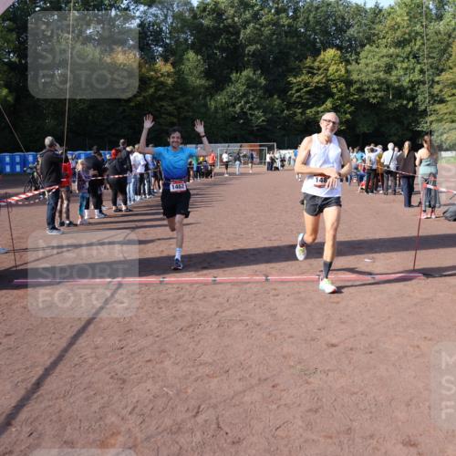 27.09.2026 - 35. Volkslauf durch das schöne Alstertal Strokosch-Dieckow http://msf.ph/oto/10585446 27.09.2026 11:49:03 Ziel 1462, 1482, 1484 meine-sportfotos.de
