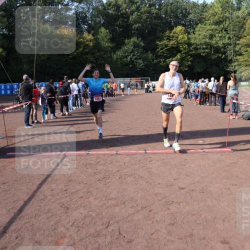 27.09.2026 - 35. Volkslauf durch das schöne Alstertal Strokosch-Dieckow http://msf.ph/oto/10585450 27.09.2026 11:49:03 Ziel 1462, 1482, 1484 meine-sportfotos.de
