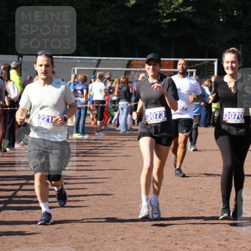 27.09.2026 - 35. Volkslauf durch das schöne Alstertal Strokosch-Dieckow http://msf.ph/oto/10585493 27.09.2026 11:46:32 Ziel 2215, 3070, 3073, 3952 meine-sportfotos.de