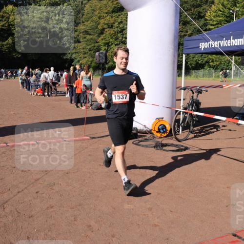 27.09.2026 - 35. Volkslauf durch das schöne Alstertal Strokosch-Dieckow http://msf.ph/oto/10585598 27.09.2026 11:45:30 Ziel 1537, 3197, 3199 meine-sportfotos.de