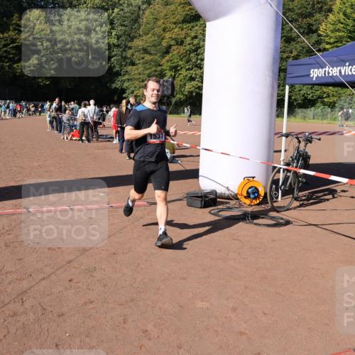 27.09.2026 - 35. Volkslauf durch das schöne Alstertal Strokosch-Dieckow http://msf.ph/oto/10585603 27.09.2026 11:45:30 Ziel 1537, 3197, 3199 meine-sportfotos.de
