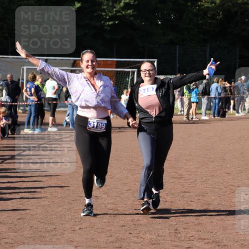 27.09.2026 - 35. Volkslauf durch das schöne Alstertal Strokosch-Dieckow http://msf.ph/oto/10585606 27.09.2026 11:45:24 Ziel 1537, 3197, 3199 meine-sportfotos.de