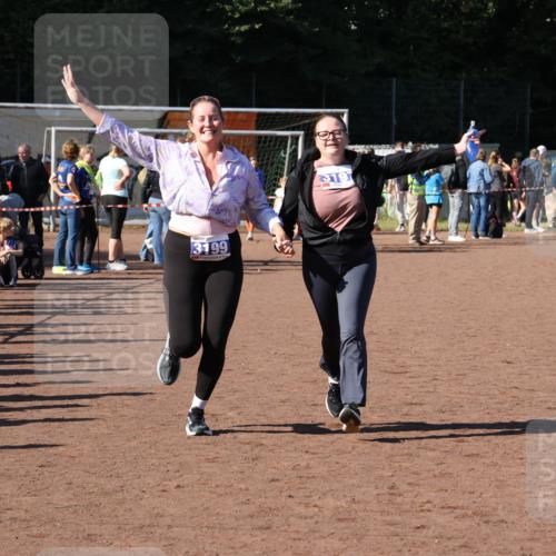 27.09.2026 - 35. Volkslauf durch das schöne Alstertal Strokosch-Dieckow http://msf.ph/oto/10585611 27.09.2026 11:45:24 Ziel 1537, 3197, 3199 meine-sportfotos.de
