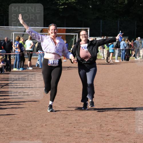 27.09.2026 - 35. Volkslauf durch das schöne Alstertal Strokosch-Dieckow http://msf.ph/oto/10585612 27.09.2026 11:45:24 Ziel 1537, 3197, 3199 meine-sportfotos.de