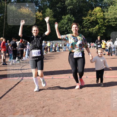 27.09.2026 - 35. Volkslauf durch das schöne Alstertal Strokosch-Dieckow http://msf.ph/oto/10585686 27.09.2026 11:44:56 Ziel 3029, 3266, 3267 meine-sportfotos.de