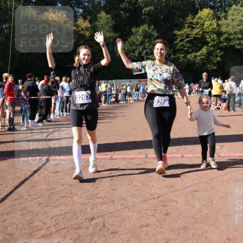 27.09.2026 - 35. Volkslauf durch das schöne Alstertal Strokosch-Dieckow http://msf.ph/oto/10585689 27.09.2026 11:44:55 Ziel 3029, 3266, 3267 meine-sportfotos.de
