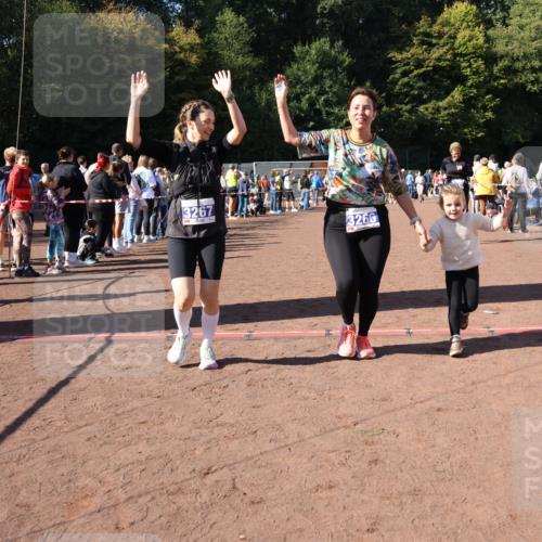 27.09.2026 - 35. Volkslauf durch das schöne Alstertal Strokosch-Dieckow http://msf.ph/oto/10585691 27.09.2026 11:44:55 Ziel 3029, 3266, 3267 meine-sportfotos.de