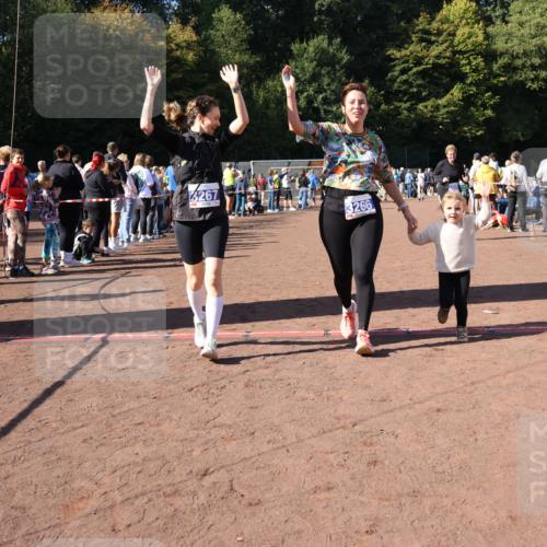 27.09.2026 - 35. Volkslauf durch das schöne Alstertal Strokosch-Dieckow http://msf.ph/oto/10585694 27.09.2026 11:44:55 Ziel 3029, 3266, 3267 meine-sportfotos.de