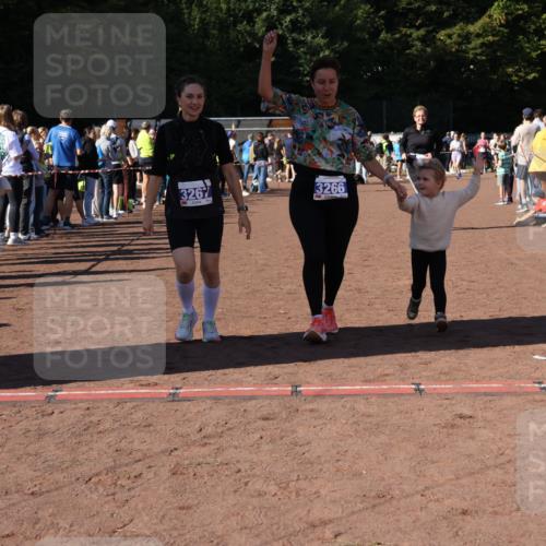27.09.2026 - 35. Volkslauf durch das schöne Alstertal Strokosch-Dieckow http://msf.ph/oto/10585701 27.09.2026 11:44:54 Ziel 3029, 3266, 3267 meine-sportfotos.de