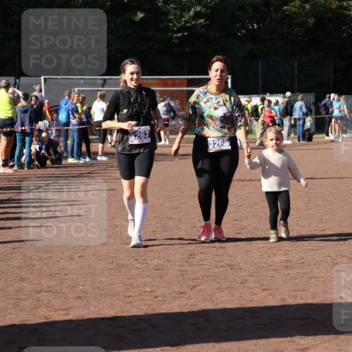 27.09.2026 - 35. Volkslauf durch das schöne Alstertal Strokosch-Dieckow http://msf.ph/oto/10585709 27.09.2026 11:44:52 Ziel 3029, 3266, 3267 meine-sportfotos.de