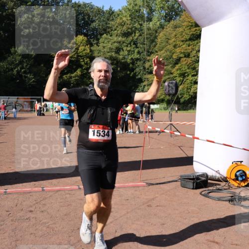 27.09.2026 - 35. Volkslauf durch das schöne Alstertal Strokosch-Dieckow http://msf.ph/oto/10585776 27.09.2026 11:56:07 Ziel 1019, 1531, 1534, 1560 meine-sportfotos.de
