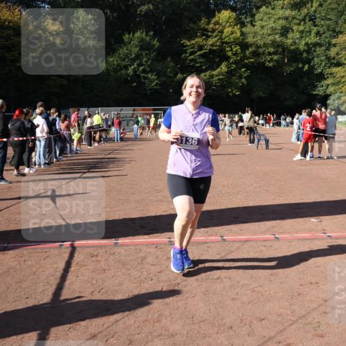 27.09.2026 - 35. Volkslauf durch das schöne Alstertal Strokosch-Dieckow http://msf.ph/oto/10585846 27.09.2026 11:55:37 Ziel 1513, 1533, 3136 meine-sportfotos.de