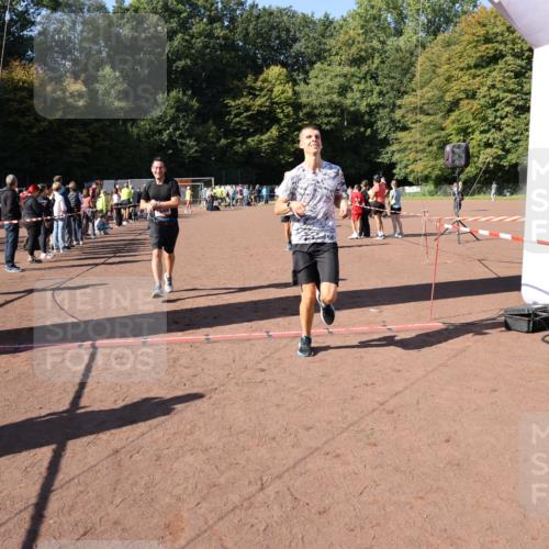 27.09.2026 - 35. Volkslauf durch das schöne Alstertal Strokosch-Dieckow http://msf.ph/oto/10585878 27.09.2026 11:55:18 Ziel 1489, 1549, 2353 meine-sportfotos.de