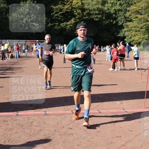 27.09.2026 - 35. Volkslauf durch das schöne Alstertal Strokosch-Dieckow http://msf.ph/oto/10585915 27.09.2026 11:54:57 Ziel 1472, 1497, 2334 meine-sportfotos.de