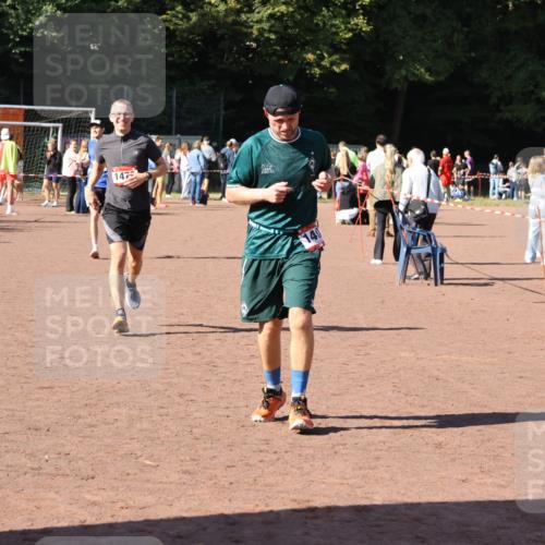 27.09.2026 - 35. Volkslauf durch das schöne Alstertal Strokosch-Dieckow http://msf.ph/oto/10585923 27.09.2026 11:54:55 Ziel 1472, 1497, 2334 meine-sportfotos.de
