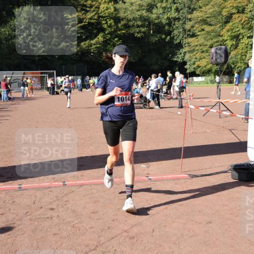 27.09.2026 - 35. Volkslauf durch das schöne Alstertal Strokosch-Dieckow http://msf.ph/oto/10586001 27.09.2026 11:54:17 Ziel 1013, 1014, 1518, 2119 meine-sportfotos.de