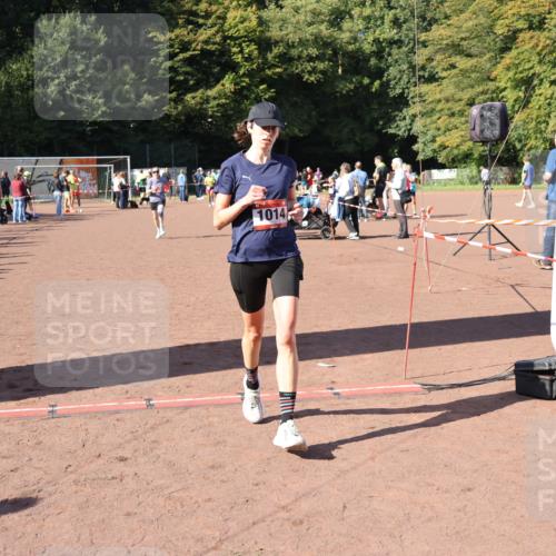 27.09.2026 - 35. Volkslauf durch das schöne Alstertal Strokosch-Dieckow http://msf.ph/oto/10586002 27.09.2026 11:54:17 Ziel 1013, 1014, 1518, 2119 meine-sportfotos.de