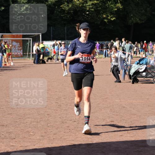 27.09.2026 - 35. Volkslauf durch das schöne Alstertal Strokosch-Dieckow http://msf.ph/oto/10586005 27.09.2026 11:54:16 Ziel 1013, 1014, 1518, 2119 meine-sportfotos.de